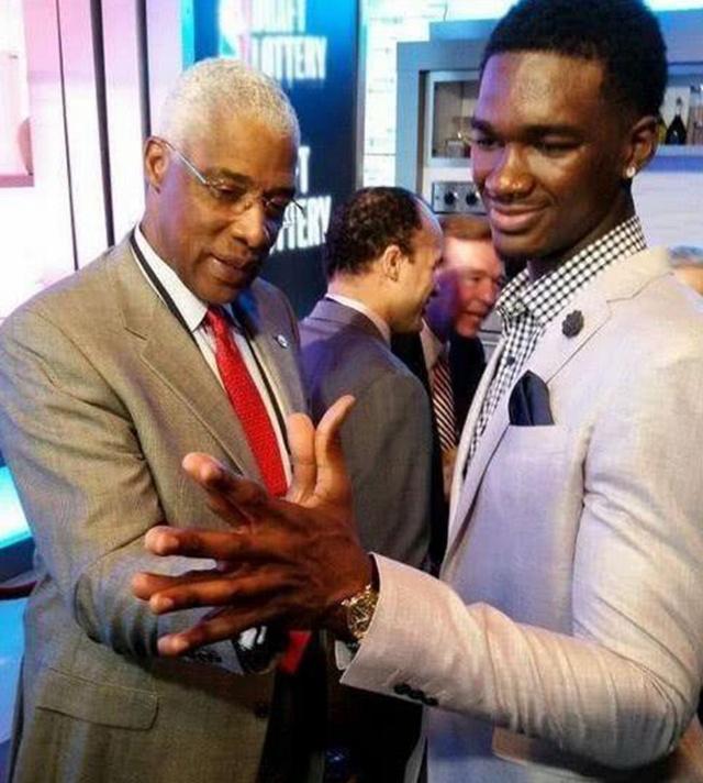 官方：新疆男篮与后卫理查德森签约，并已完备CBA注册手续（新疆男篮官宣：后卫理查德森加盟，CBA注册手续已完成）