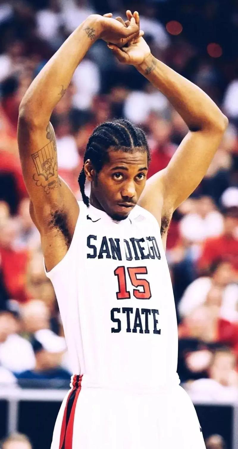 球队在最关键时刻站了出来（关键时刻，球队挺身而出）