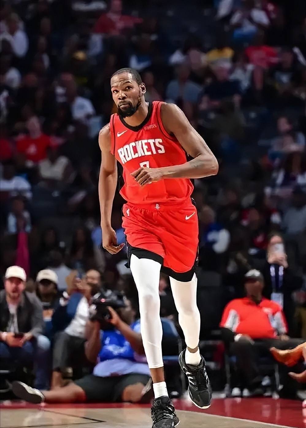 孙继海晒视频发出疑问：为什么现在小孩顺拐那么多（孙继海晒视频提问：为何如今孩子顺拐现象这么多？）