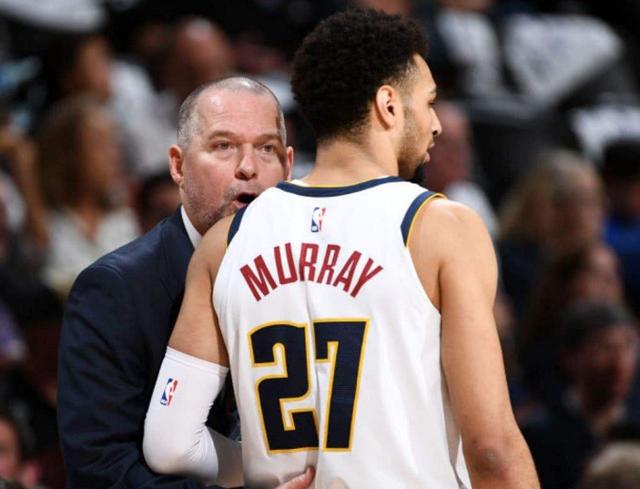 卡雷拉斯染红全程：对裁判让任意球重开不满染黄，随后抱怨吃直红（卡雷拉斯红牌过程：不满任意球重踢先吃黄，继续抱怨遭直红）