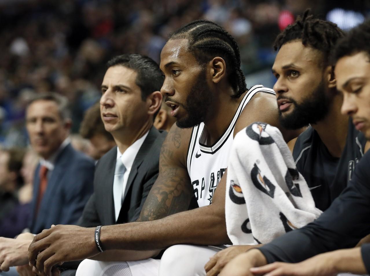 “罗马队友基情互动”，德罗西赛后新闻发布会被哲科亲吻（罗马队友暖心互动：德罗西在赛后发布会上被哲科亲吻）