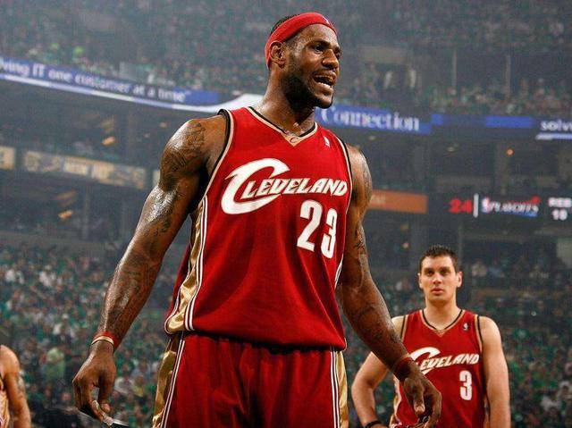 张外龙：曾跟球迷承诺一定会回到重庆；跪谢最努力的球员们（张外龙：曾向球迷承诺必回重庆；跪地致谢最拼的球员）